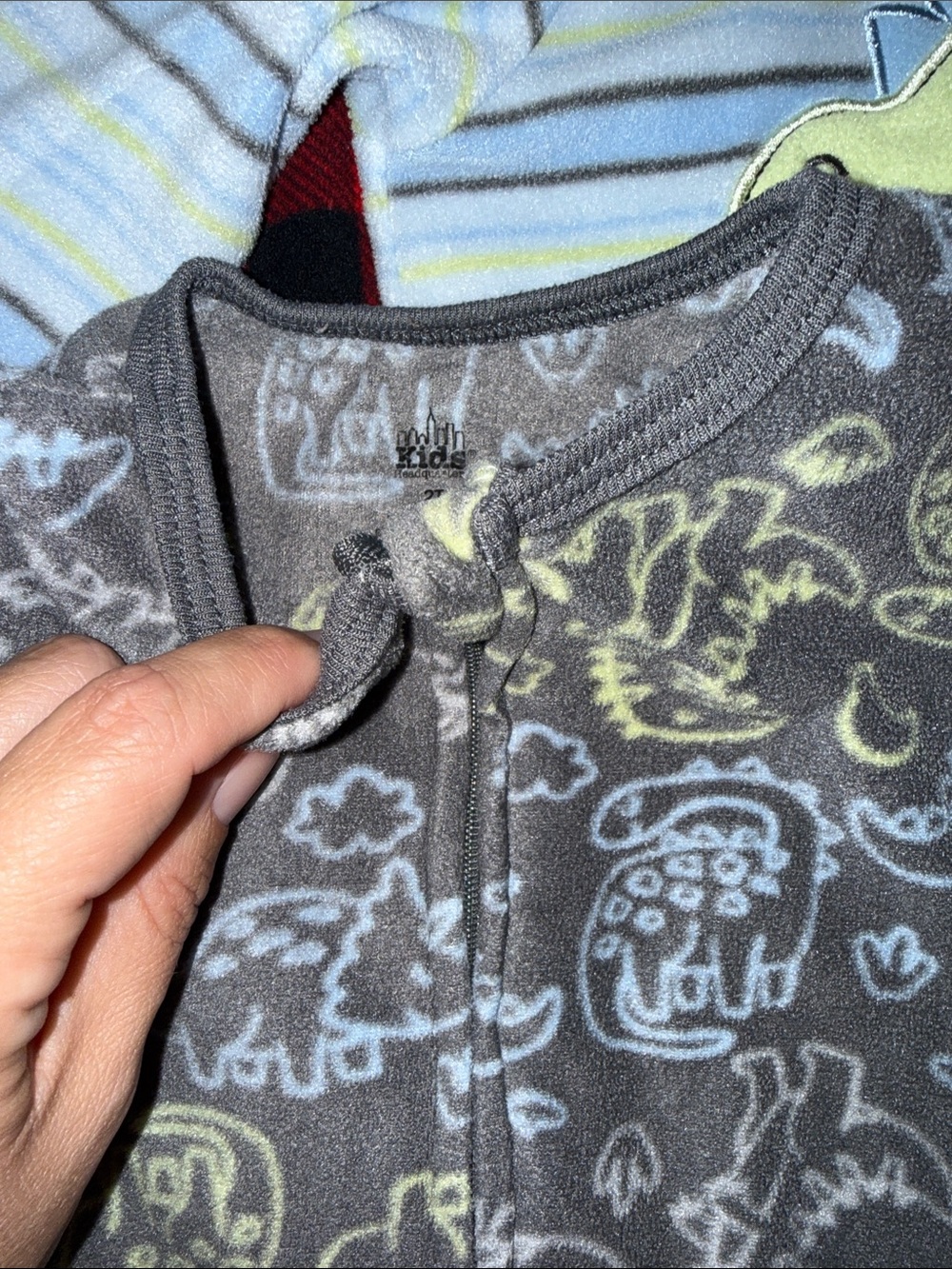 Bundle - 6 pack of 2T Fleece Onsies - Picture 5 of 8
